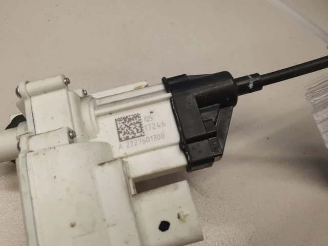 Петля двери передней левой нижняя для Mercedes-Benz S class W222 2013-2017 на фотографиях