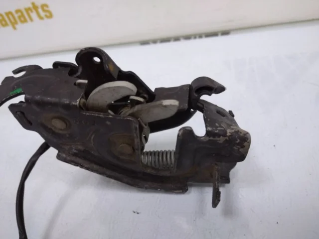 Замок капота левый для BMW 5er G30 2016-2023 на фотографиях