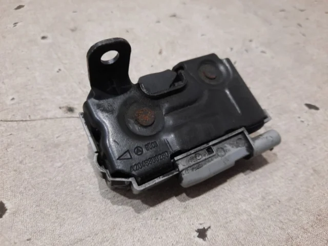 Фиксатор стойки капота для Mercedes-Benz GLK class X204 2008-2016 на фотографиях