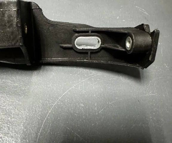 Фиксатор стойки капота для Mercedes-Benz GLK class X204 2008-2016 на фотографиях