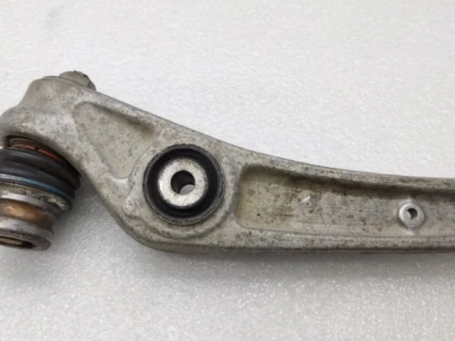 Качающийся рычаг левый для Audi A4 B8 2007-2015 на фотографиях
