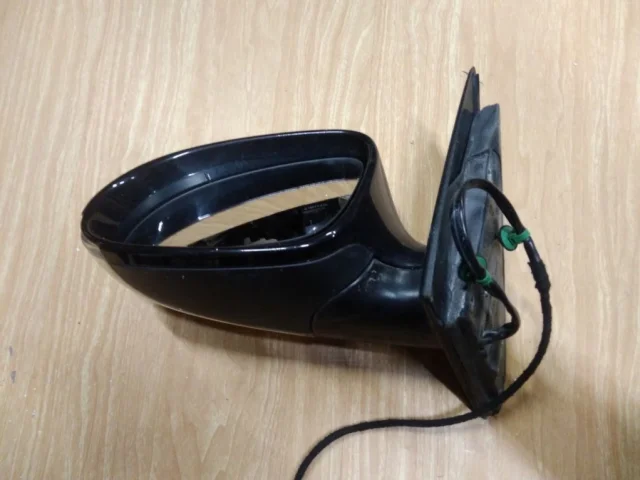 Стекла и зеркала для Volkswagen Passat Variant (B6, Typ 3C) 2004-2010 на фотографиях