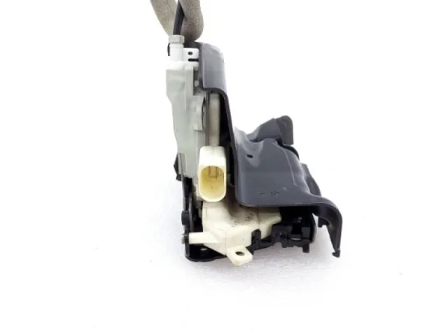 Уплотнитель передней правой двери для Audi A4 B8 2007-2015 на фотографиях