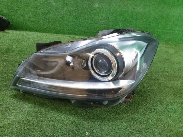 Крышка форсунки фароомывателя левая для Mercedes-Benz C class W204 2007-2014 на фотографиях