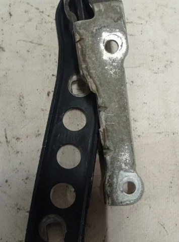 Петля капота правая для Skoda Octavia A5 на фотографиях