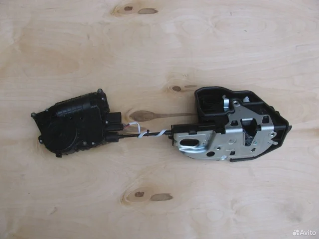 Уплотнитель передней правой двери для BMW 5er Ф10 2010-2013 на фотографиях