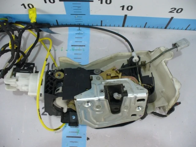 Замок передней правой двери для Mercedes-Benz S class W220 1998-2005 на фотографиях