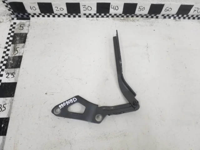 Крепление петли капота для Volkswagen Tiguan II MK2 2016+ на фотографиях