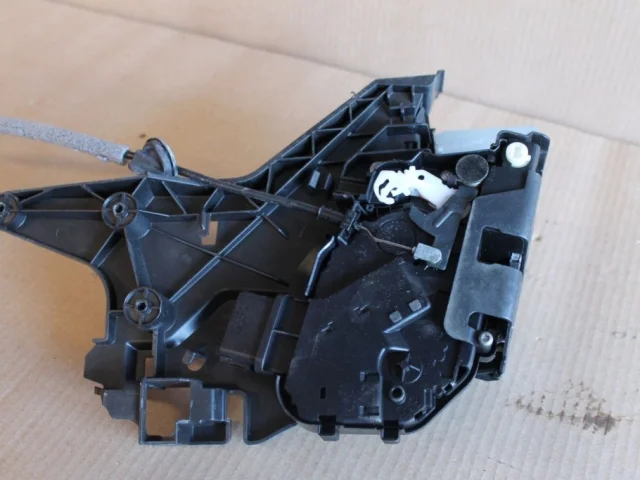 Замок двери задней правой для Volvo S40 MS 2004-2012 на фотографиях