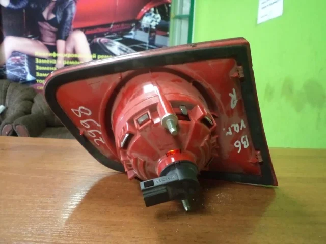 Фонарь внутренний левый для Volkswagen Passat Variant (B6, Typ 3C) 2004-2010 на фотографиях