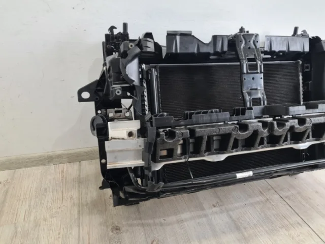 Панель радиатора (телевизор) для Audi Q8 4M 2018-2023 на фотографиях