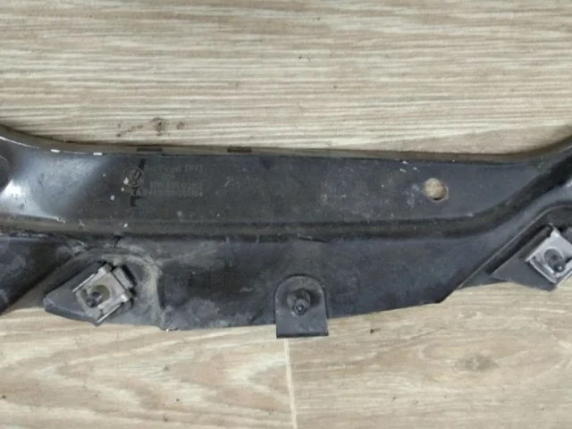 Кронштейн правой фары верхний для Volkswagen Polo V (6C) Седан 2015-2020 на фотографиях