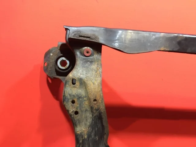 Подрамник двигателя для Ford Galaxy CD340 2006-2015 на фотографиях