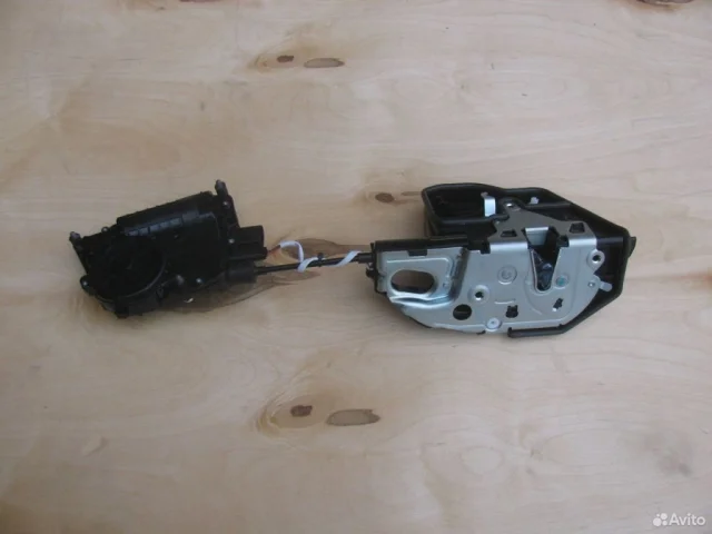 Уплотнитель передней правой двери для BMW 5er Ф10 2010-2013 на фотографиях