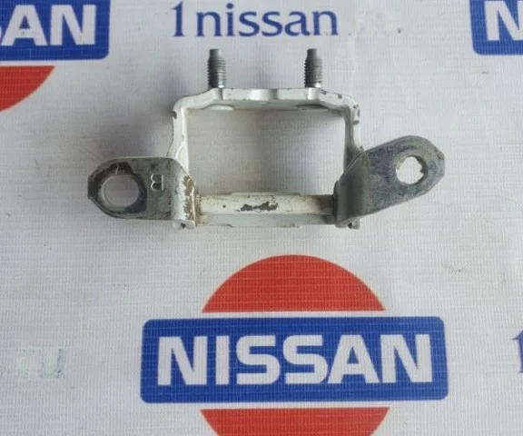 Петля двери задняя правая верхняя для Nissan Qashqai J11 2013-2019 на фотографиях