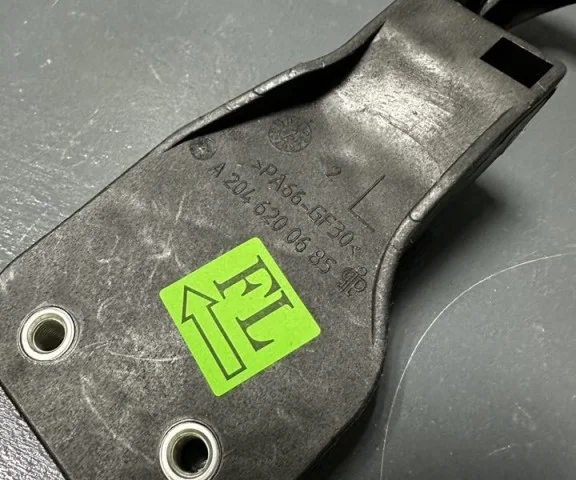 Фиксатор стойки капота для Mercedes-Benz GLK class X204 2008-2016 на фотографиях