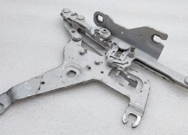 Петля капота левая для BMW X5 F15 (Ф15) 2013-2018 на фотографиях