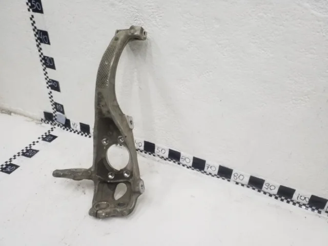 Кулак поворотный правый для Porsche Macan 95B 2014-2023 на фотографиях