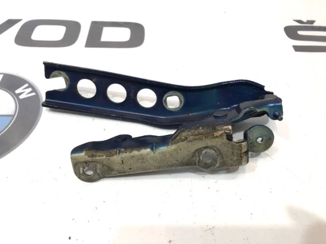 Петля капота правая для Skoda Octavia A5 на фотографиях