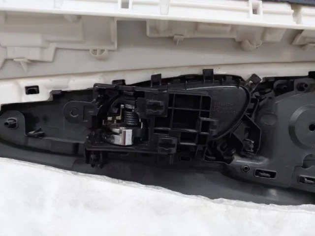 Уплотнитель передней правой двери для Nissan X-Trail T32 JDM 2013-2022 на фотографиях