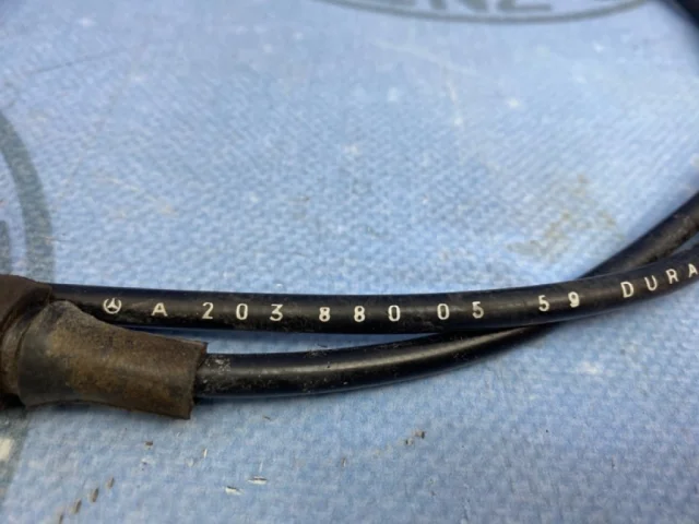 Трос замка капота для Mercedes-Benz C class CL203 2000-2008 на фотографиях