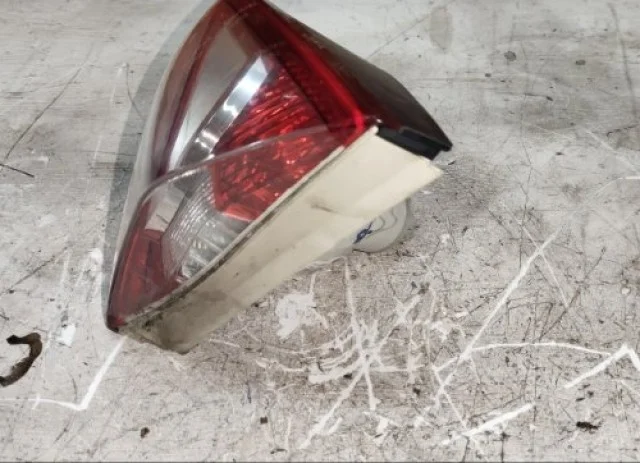 Фонарь внутренний правый для Ford Kuga CBV 2008-2013 на фотографиях