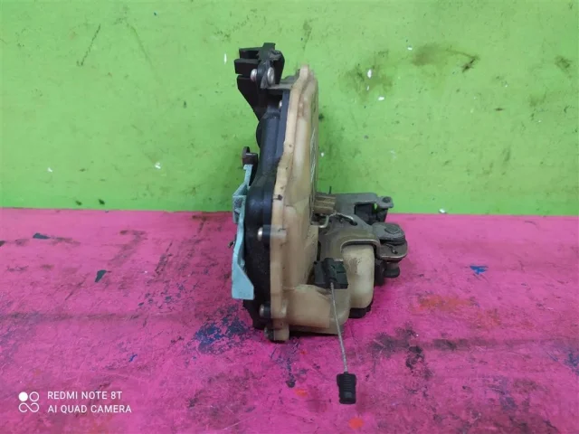 Уплотнитель передней правой двери для Skoda Octavia A5 на фотографиях