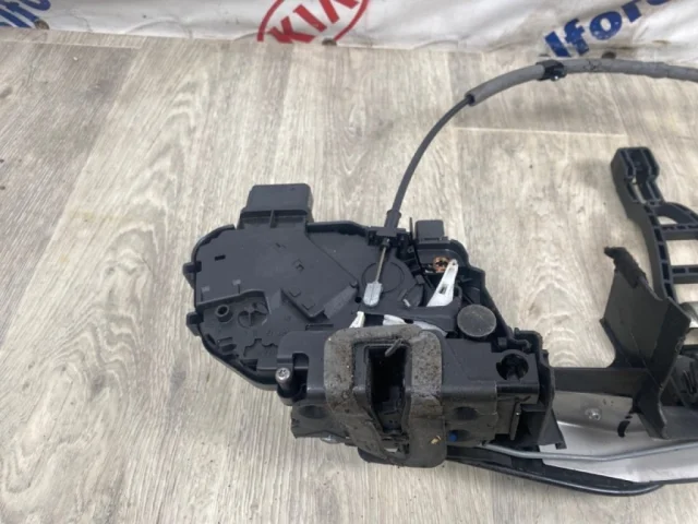 Замок двери задней правой для Ford Galaxy CD340 2006-2015 на фотографиях