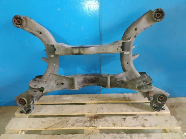 Задний подрамник для Nissan Teana J31 2003-2007 на фотографиях