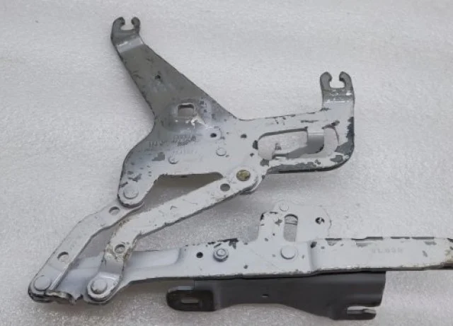 Петля капота левая для BMW X5 F15 (Ф15) 2013-2018 на фотографиях