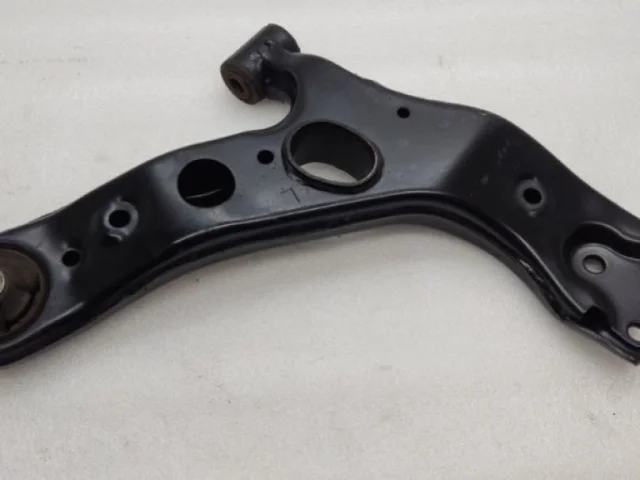 Рычаг передний левый нижний для Toyota RAV4 XA40 rest 2015-2019 на фотографиях