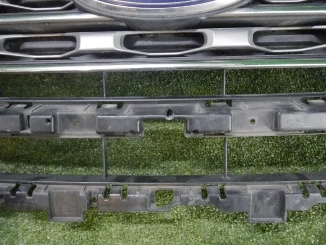 Решетка переднего бампера для Ford Explorer U502 rest 2014-2019 на фотографиях