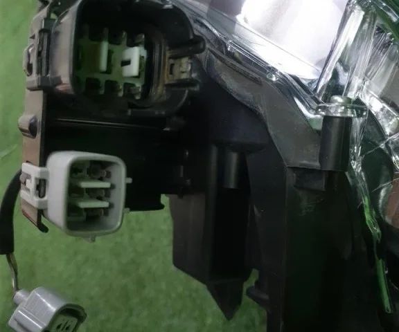 Фара левая для Toyota Land Cruiser J300 2021+ на фотографиях