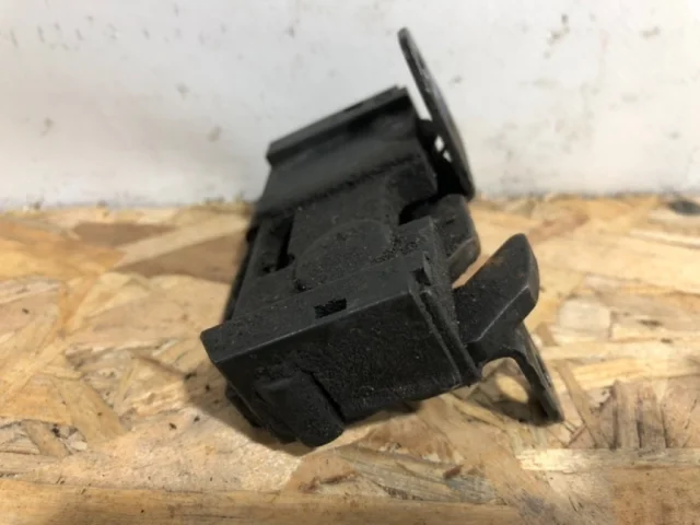 Фиксатор стойки капота для Mercedes-Benz GLK class X204 2008-2016 на фотографиях