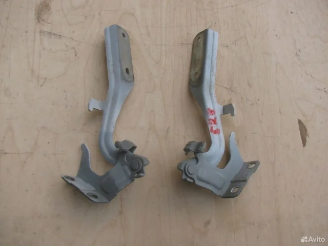 Крепление петли капота для Nissan Juke YF15 2010-2014 на фотографиях