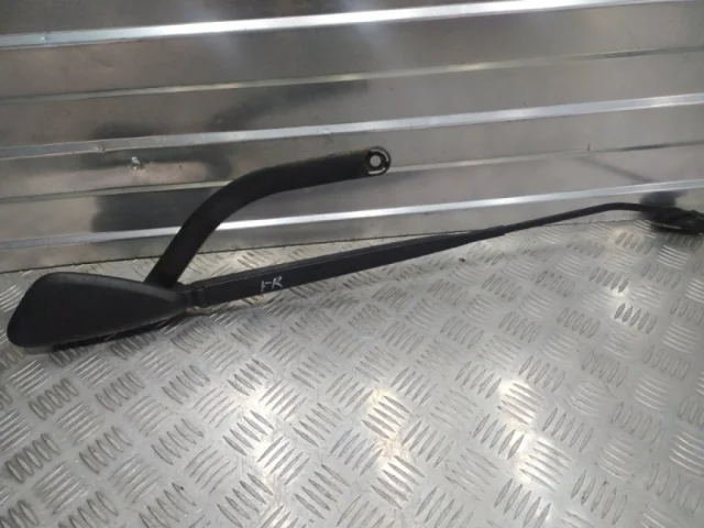 Поводок лобового стеклоочистителя правый для Renault Scenic JM rest 2006-2009 на фотографиях