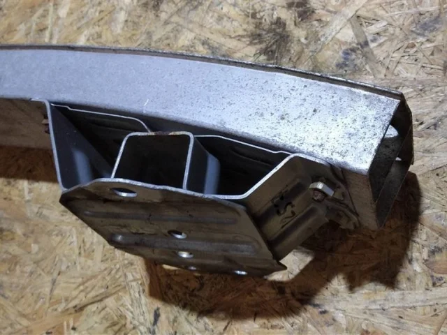 Усилитель заднего бампера для Toyota Avensis Универсал T250 2003-2008 на фотографиях