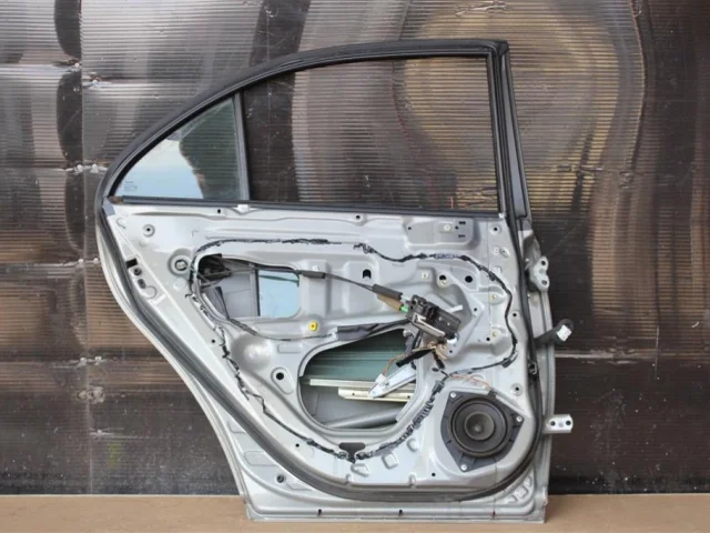 Двери для Toyota Avensis Универсал T250 2003-2008 на фотографиях