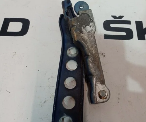 Петля капота правая для Skoda Octavia A5 на фотографиях