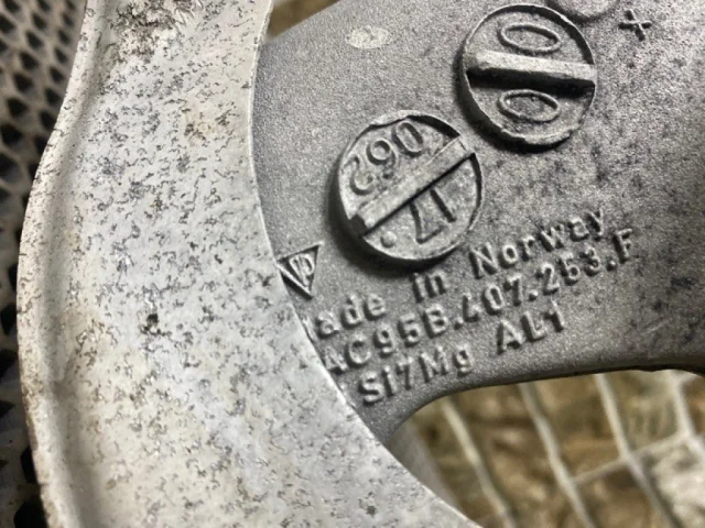 Кулак поворотный левый для Porsche Macan 95B 2014-2023 на фотографиях