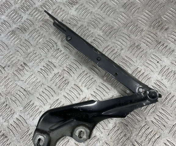 Петля капота левая для Audi A7 4G 2010-2014 на фотографиях