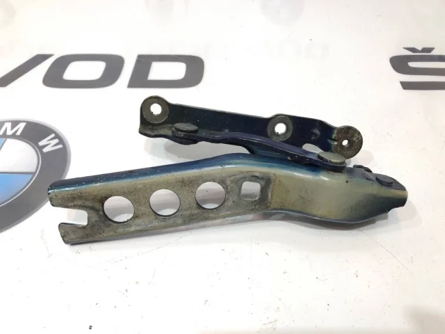 Петля капота правая для Skoda Octavia A5 на фотографиях