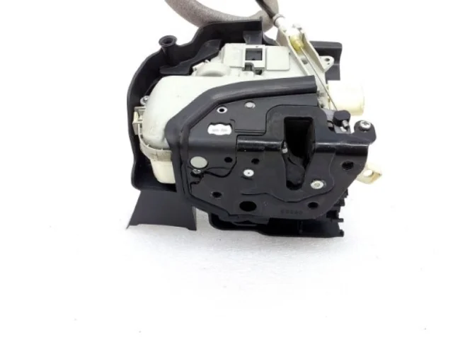 Уплотнитель передней правой двери для Audi A4 B8 2007-2015 на фотографиях