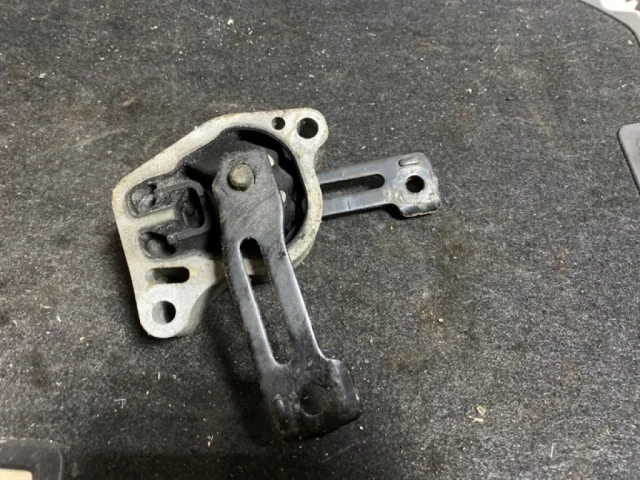 Опора двигателя передняя левая нижняя для Nissan Teana J32 2008-2013 на фотографиях