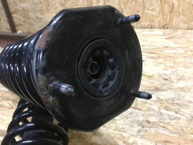 Амортизатор кабины горизонтальный передний правый для Mercedes-Benz M class W164 2005-2011 на фотографиях