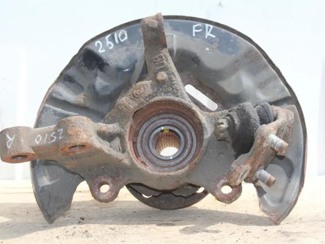 Цапфа передняя правая для Toyota Avensis Седан T250 2003-2008 на фотографиях