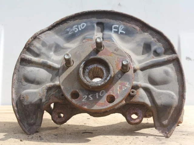 Цапфа передняя правая для Toyota Avensis Седан T250 2003-2008 на фотографиях