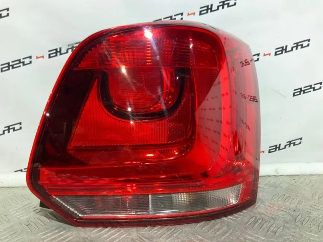 Фонарь правый для Volkswagen Polo V (6R) 2009-2014 на фотографиях