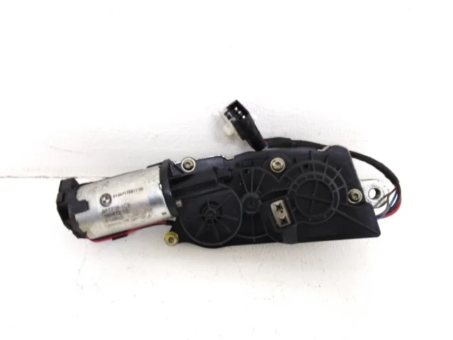 Доводчик двери багажника правый для BMW X5 Е70 2006-2013 на фотографиях