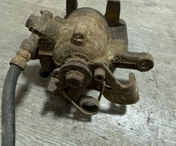 Суппорт задний левый для Audi A4 B7 2004-2008 на фотографиях